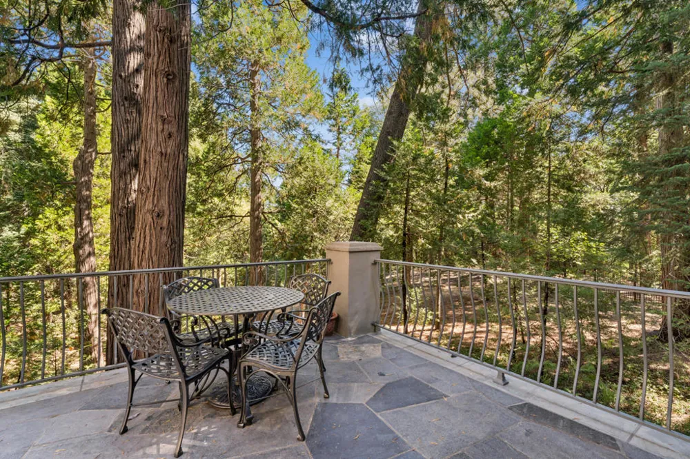 391 Cedar Ridge Drive Lake Arrowhead, CA 92352