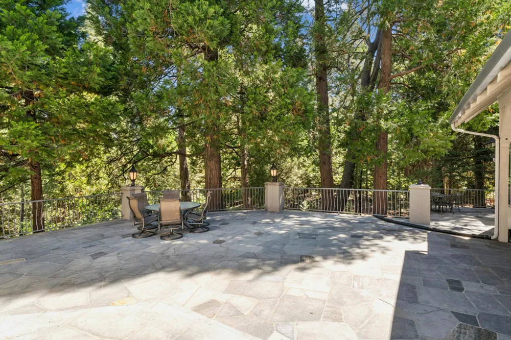391 Cedar Ridge Drive Lake Arrowhead, CA 92352