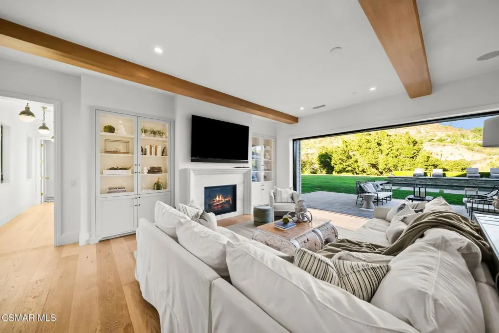 2116 Shadow Creek Drive Agoura Hills, CA 91301