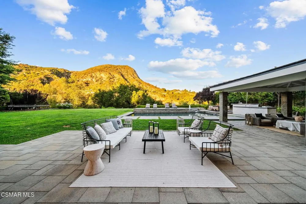 2116 Shadow Creek Drive Agoura Hills, CA 91301