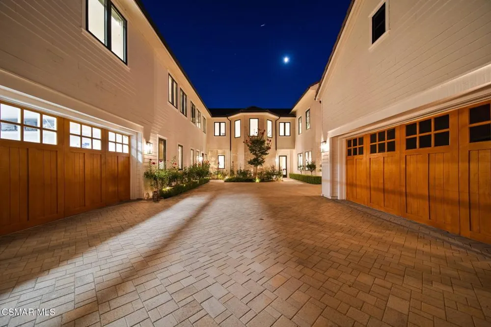 2116 Shadow Creek Drive Agoura Hills, CA 91301