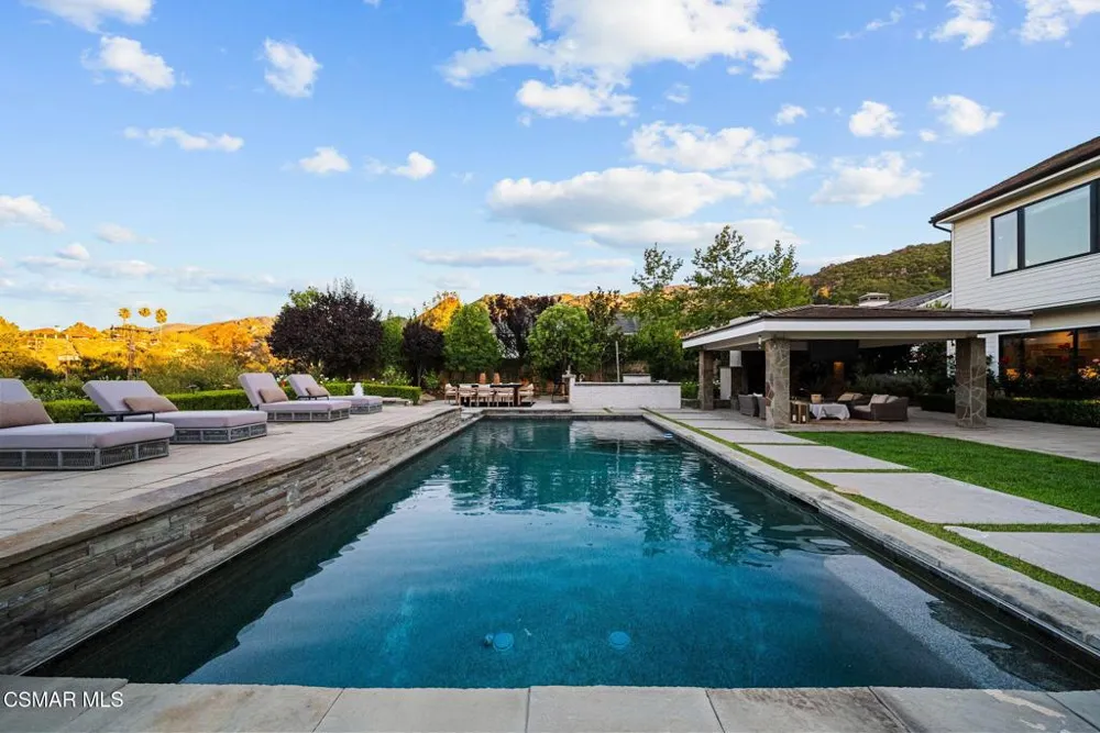 2116 Shadow Creek Drive Agoura Hills, CA 91301
