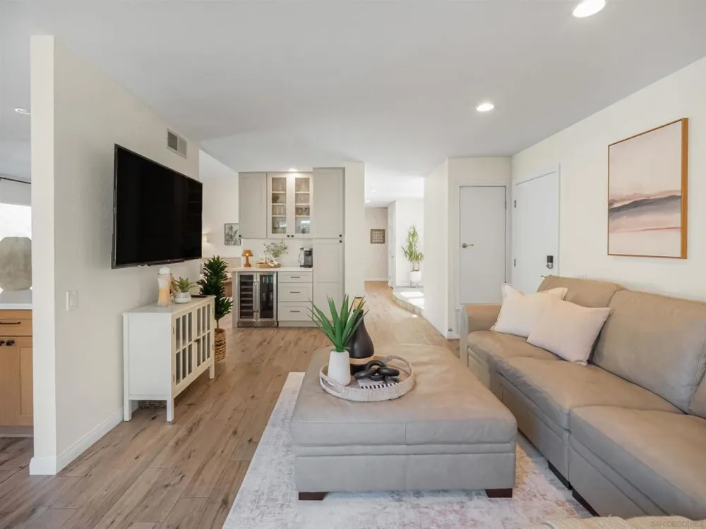 1022 Daisy Ave Carlsbad, CA 92011