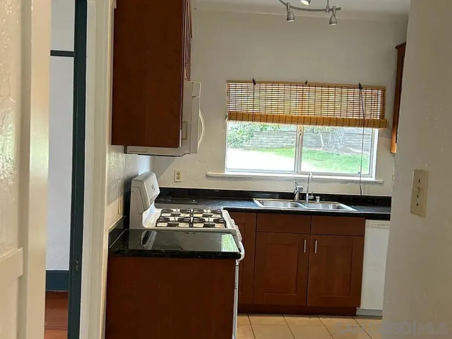 2220 Rosecrans Point Loma, CA 92106