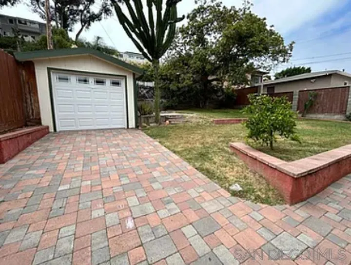 2220 Rosecrans Point Loma, CA 92106
