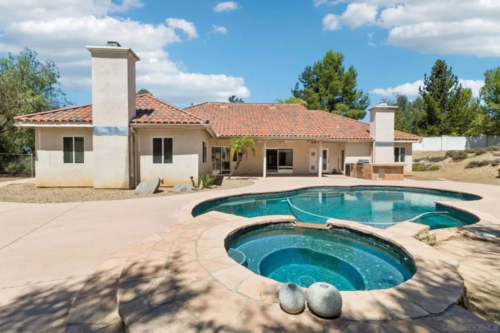 29081 Fruitvale Valley Center, CA 92082