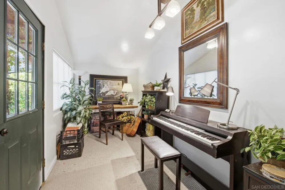 13327 Calle Colina Poway, CA 92064