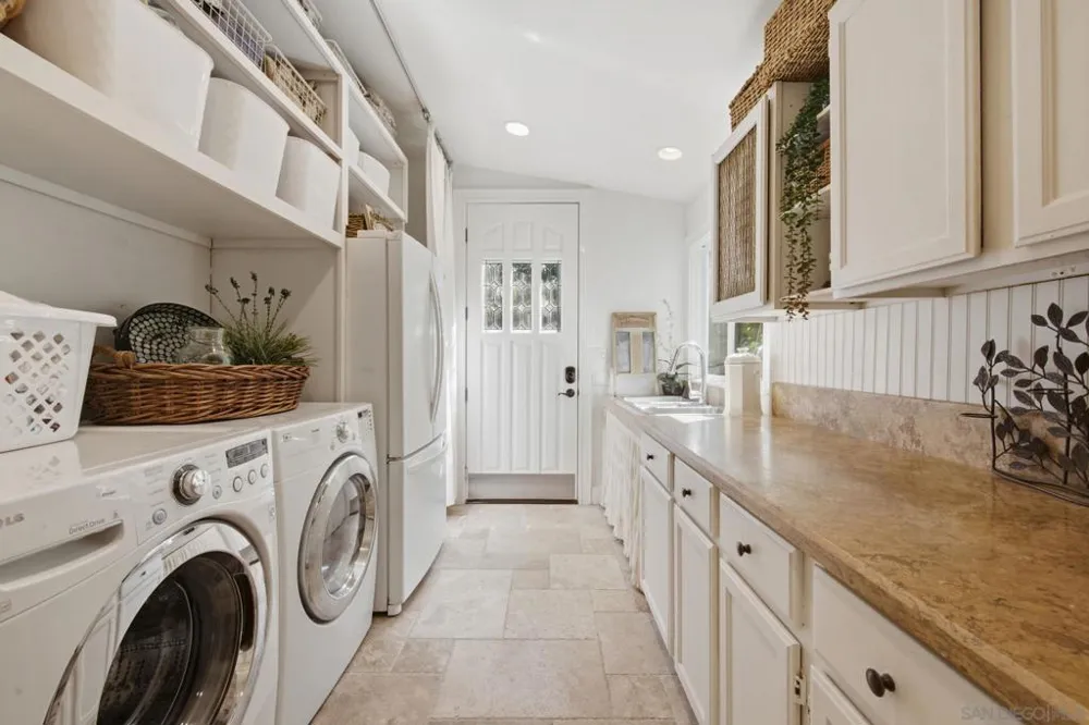 13327 Calle Colina Poway, CA 92064