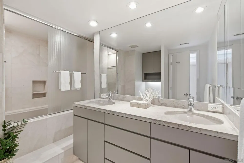 1710 Avenida del Mundo #PH02 Coronado, CA 92118