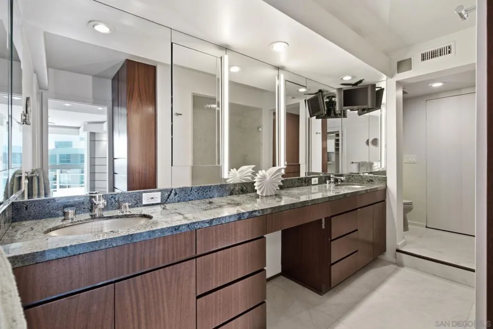 1710 Avenida del Mundo #PH02 Coronado, CA 92118