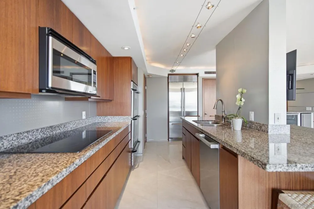 1710 Avenida del Mundo #PH02 Coronado, CA 92118