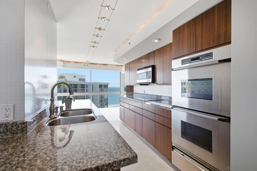 1710 Avenida del Mundo #PH02 Coronado, CA 92118
