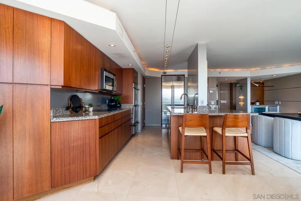 1710 Avenida del Mundo #PH02 Coronado, CA 92118