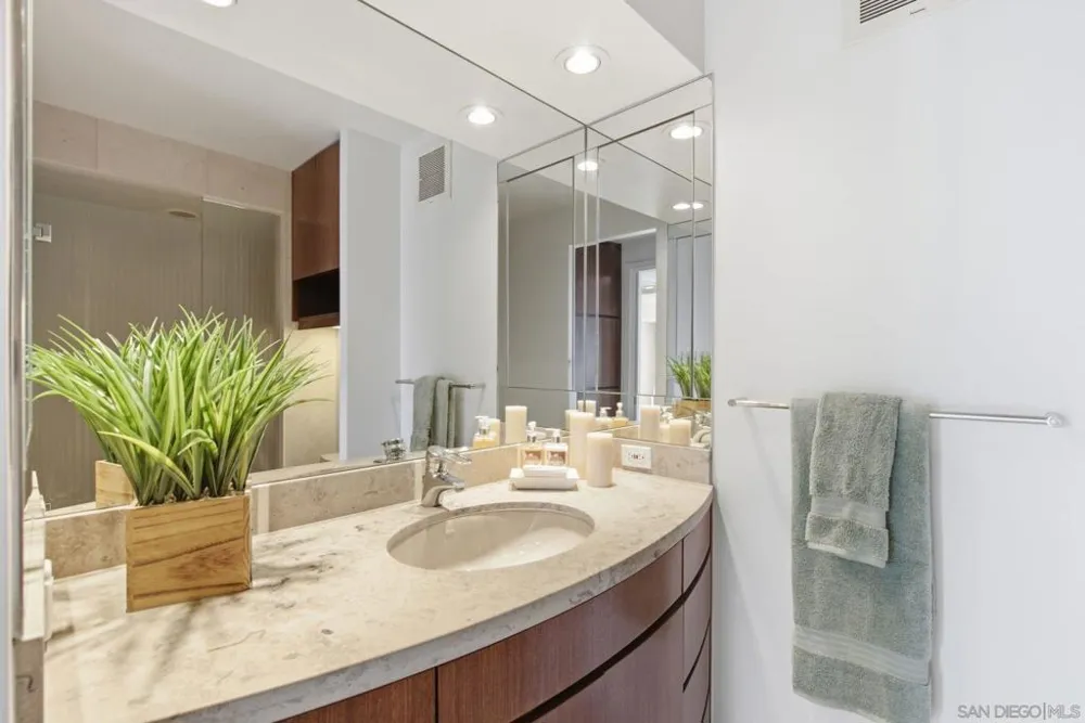 1710 Avenida del Mundo #PH02 Coronado, CA 92118