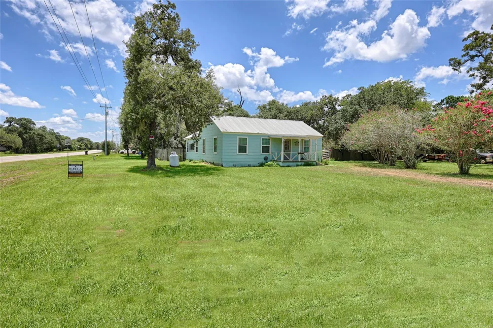 5810 Avenue E Sheridan, TX 77475