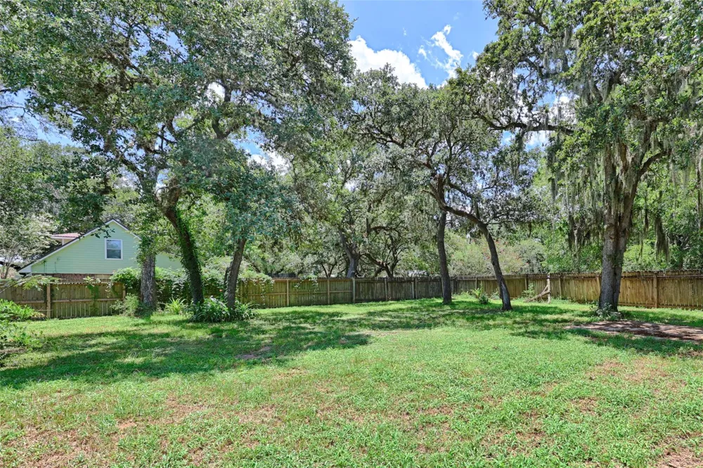 5810 Avenue E Sheridan, TX 77475