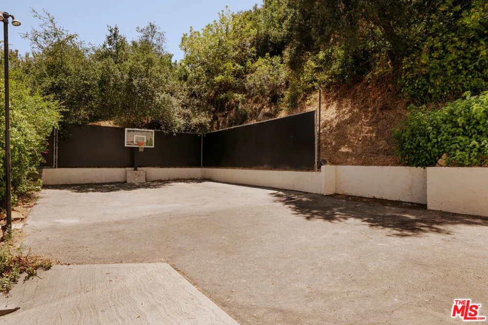 3001 Passmore Drive Los Angeles, CA 90068