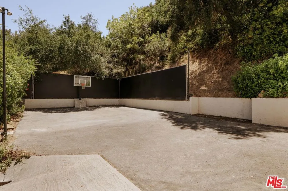 3001 Passmore Drive Los Angeles, CA 90068