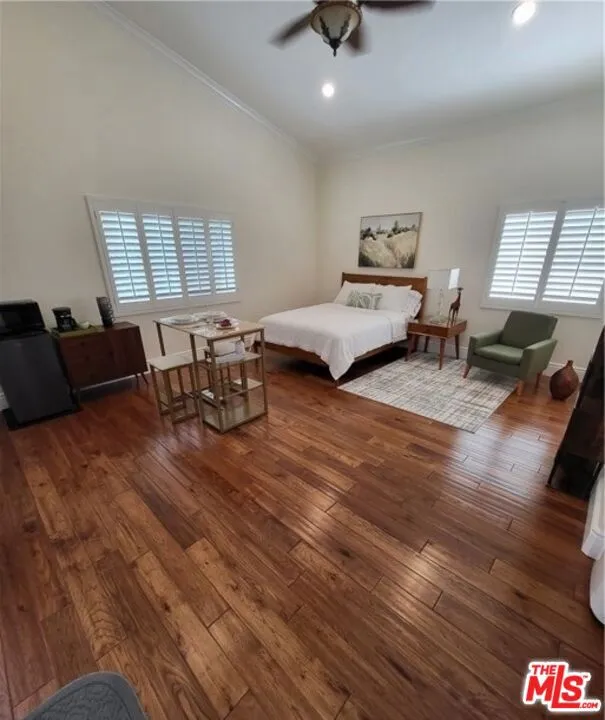 4956 Doman Avenue Tarzana, CA 91356