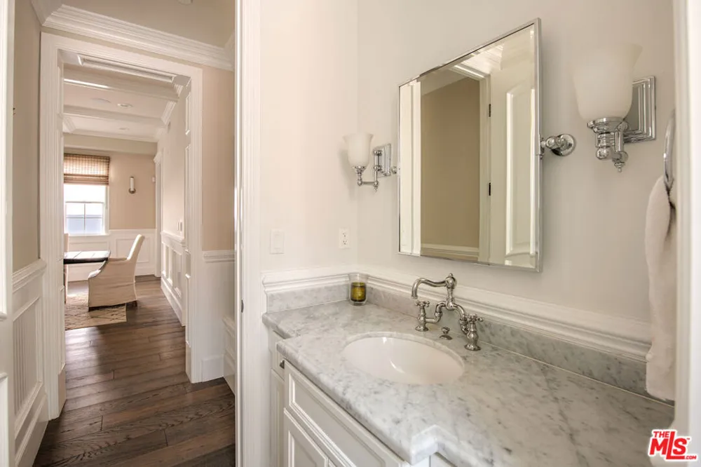 12142 Hollyglen Place Studio City, CA 91604