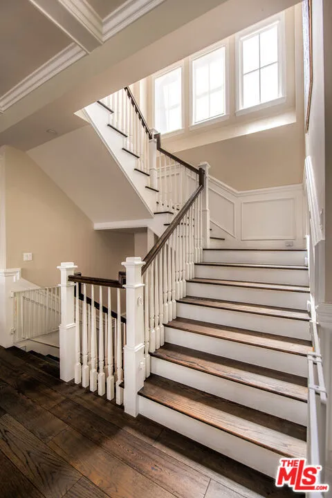 12142 Hollyglen Place Studio City, CA 91604