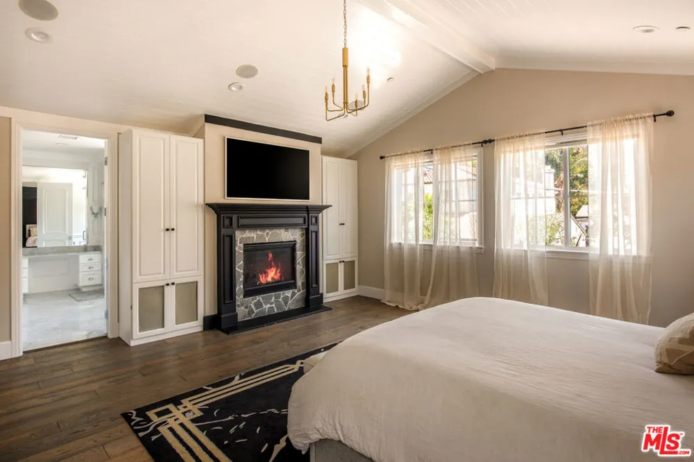 12142 Hollyglen Place Studio City, CA 91604