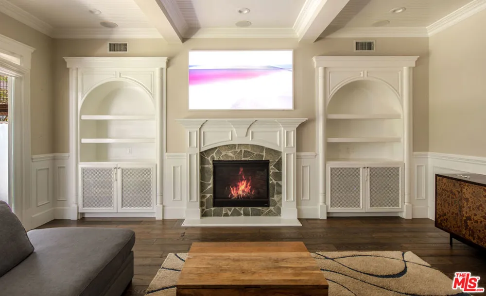 12142 Hollyglen Place Studio City, CA 91604