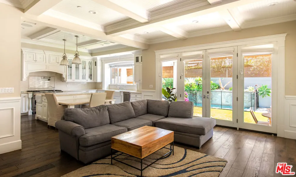 12142 Hollyglen Place Studio City, CA 91604