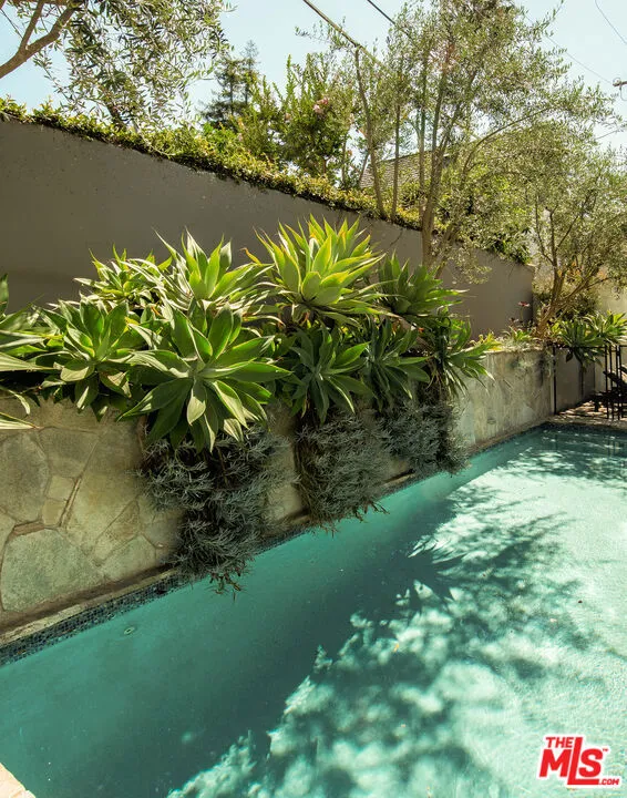 12142 Hollyglen Place Studio City, CA 91604