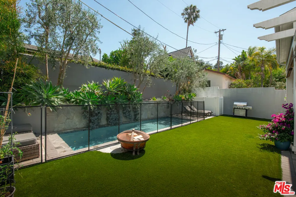 12142 Hollyglen Place Studio City, CA 91604