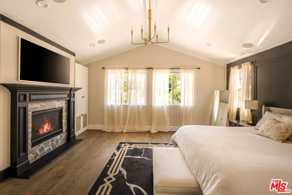 12142 Hollyglen Place Studio City, CA 91604