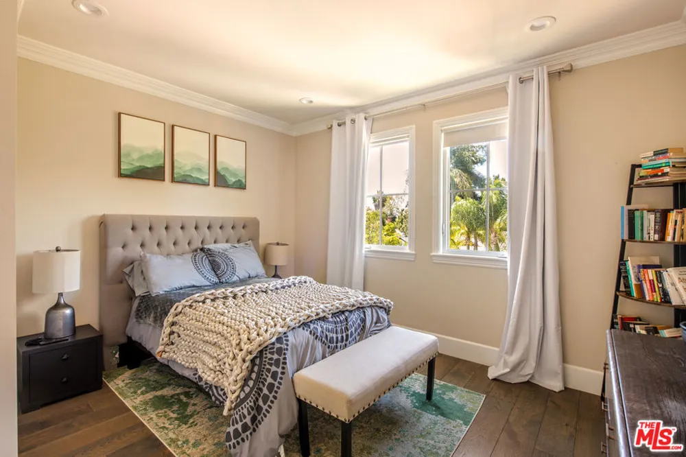 12142 Hollyglen Place Studio City, CA 91604