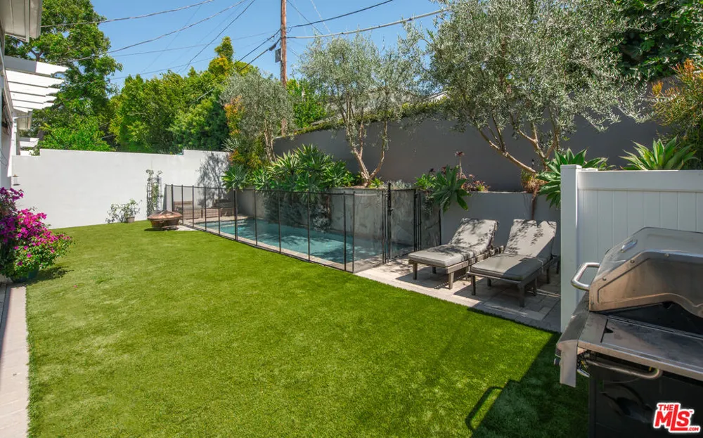 12142 Hollyglen Place Studio City, CA 91604