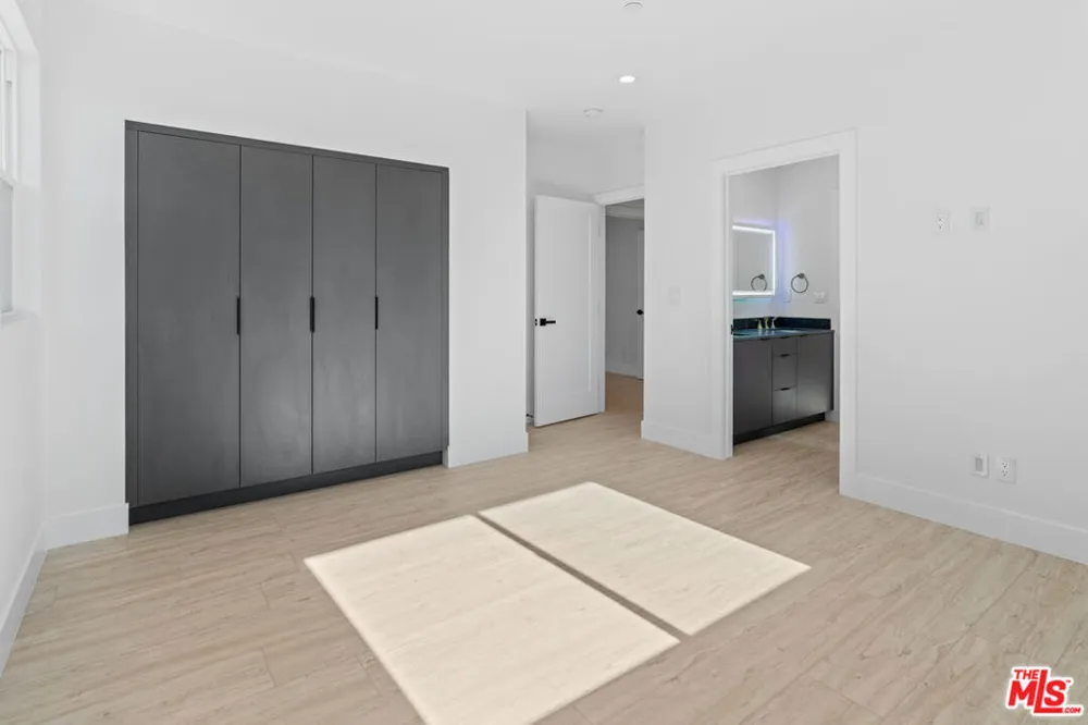 15224 W Holyland Dr Van Nuys, CA 91411
