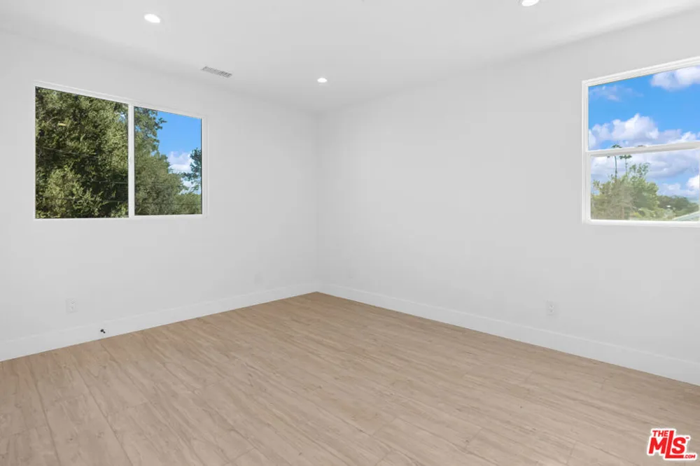 15224 W Holyland Dr Van Nuys, CA 91411