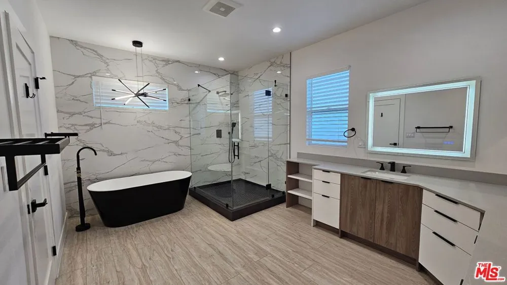 15224 W Holyland Dr Van Nuys, CA 91411