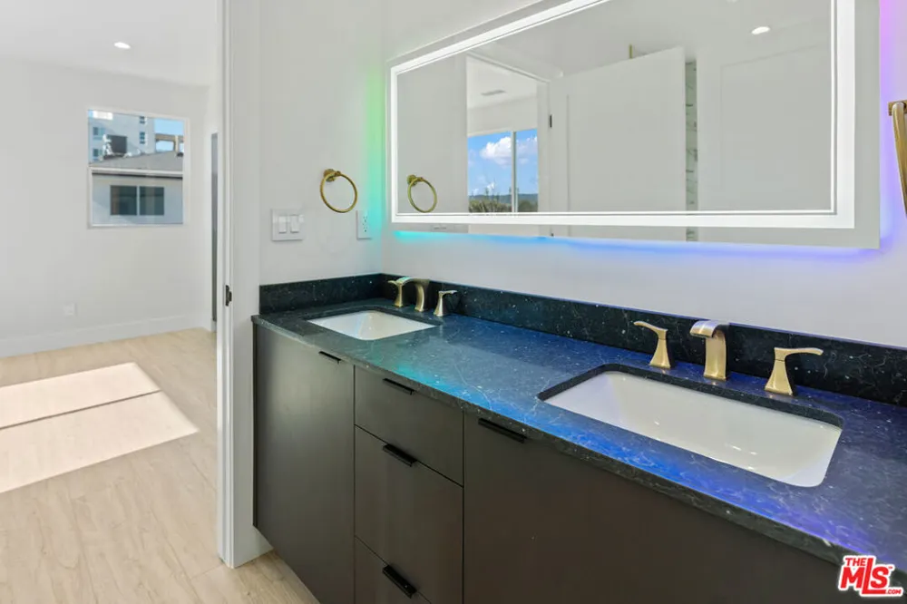 15224 W Holyland Dr Van Nuys, CA 91411