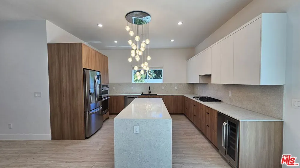 15224 W Holyland Dr Van Nuys, CA 91411