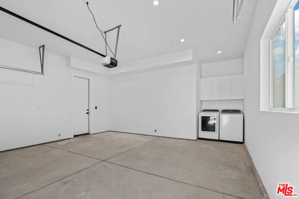15224 W Holyland Dr Van Nuys, CA 91411