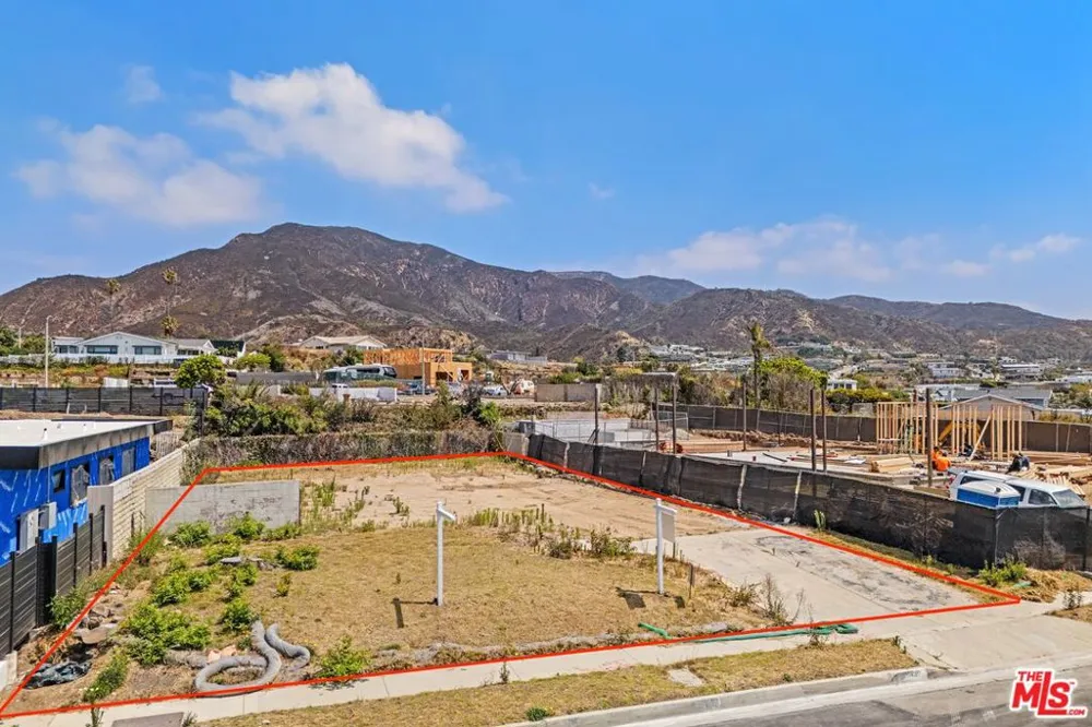 18439 Wakecrest Drive Malibu, CA 90265