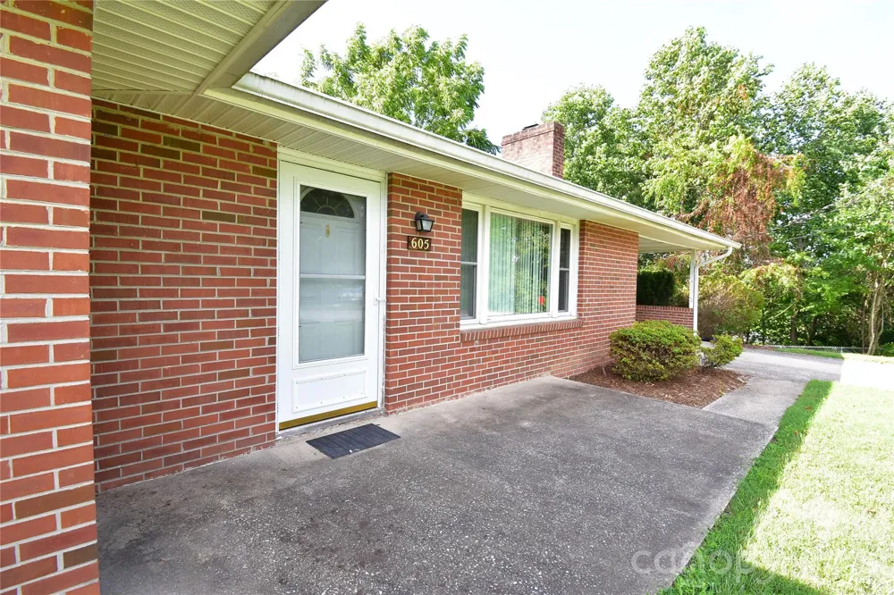 605 S Buena Vista Drive Hendersonville, NC 28792