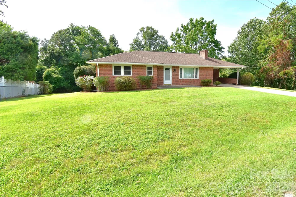 605 S Buena Vista Drive Hendersonville, NC 28792