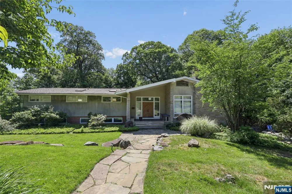 192 Stonehurst Drive Tenafly, NJ 07670
