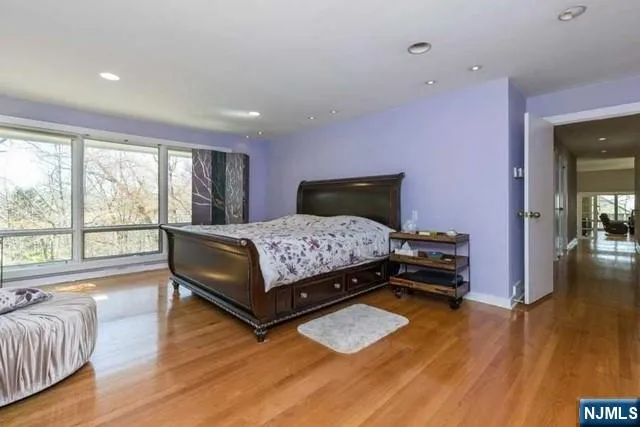 192 Stonehurst Drive Tenafly, NJ 07670