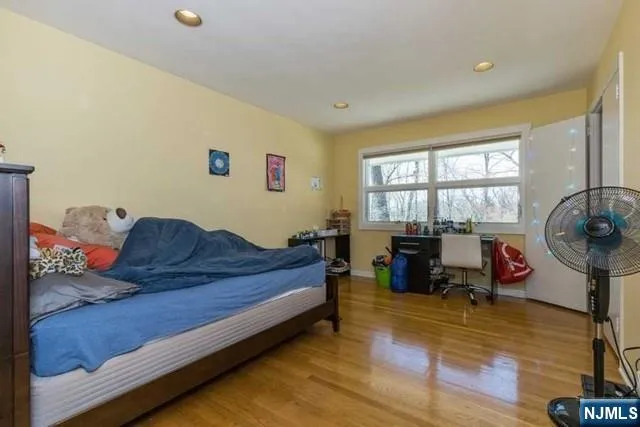 192 Stonehurst Drive Tenafly, NJ 07670
