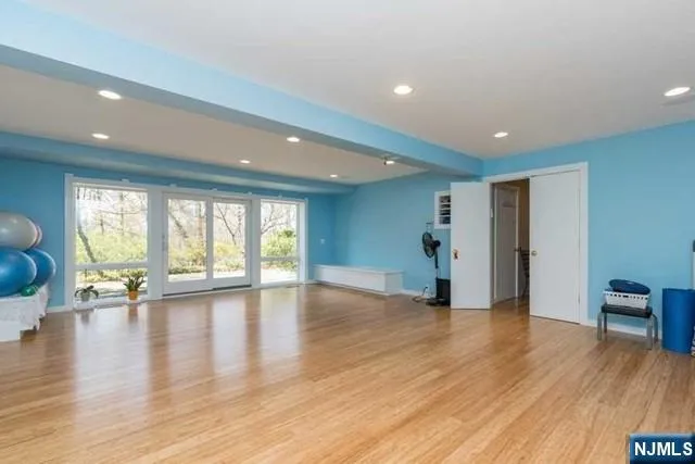 192 Stonehurst Drive Tenafly, NJ 07670