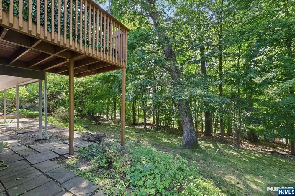 192 Stonehurst Drive Tenafly, NJ 07670