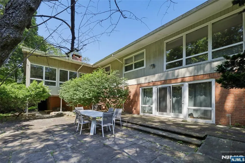 192 Stonehurst Drive Tenafly, NJ 07670