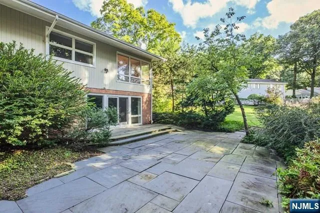 192 Stonehurst Drive Tenafly, NJ 07670
