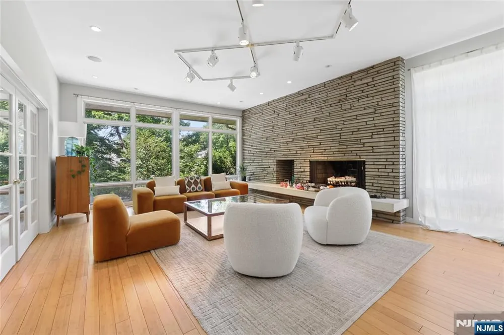 192 Stonehurst Drive Tenafly, NJ 07670